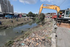 Canal Água Cristal recebe ação de limpeza e dragagem