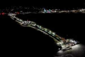 Inaugurada a segunda passarela urbana cm acesso à raia do Maçarico, em Salinópolis