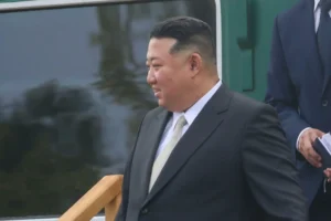 Kim Jong-un recebe chanceler russo para discutir apoio militar