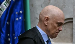 Que vergonha! Alexandre de Moraes é flagrado dando ‘cotoco’ após ser vaiado no estádio do Corinthians.