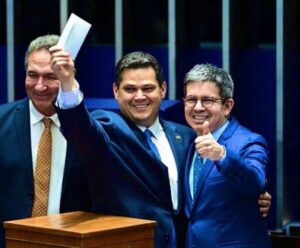Se depender de Alcolumbre, Moraes e Dino ficam permanentes no STF