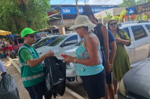 Veranistas recebem sacos de lixo em campanha por praias limpas