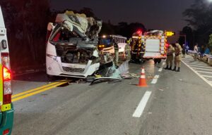 Tragédia a caminho de Goiânia: cinco mortos na trombada entre carreta e dois ônibus da UFPA