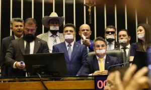 Oposição ocupa plenários por anistia a 8/1 e impeachment de Moraes
