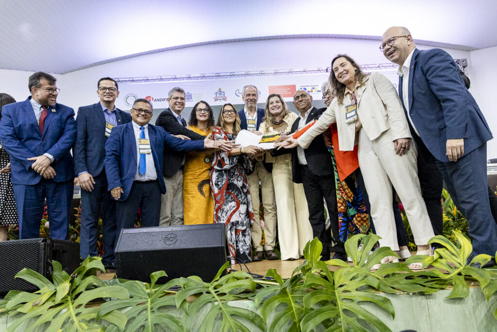 UFPA participa da elaboração e entrega da carta da comunidade científica da Amazônia ao presidente da COP 30 em Manaus