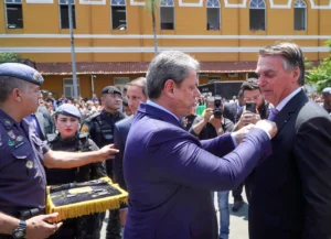 Tarcísio diz que, se for presidente, 1º ato é indulto a Bolsonaro