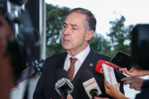 Luís Roberto Barroso enfrenta protesto em palestra na USP