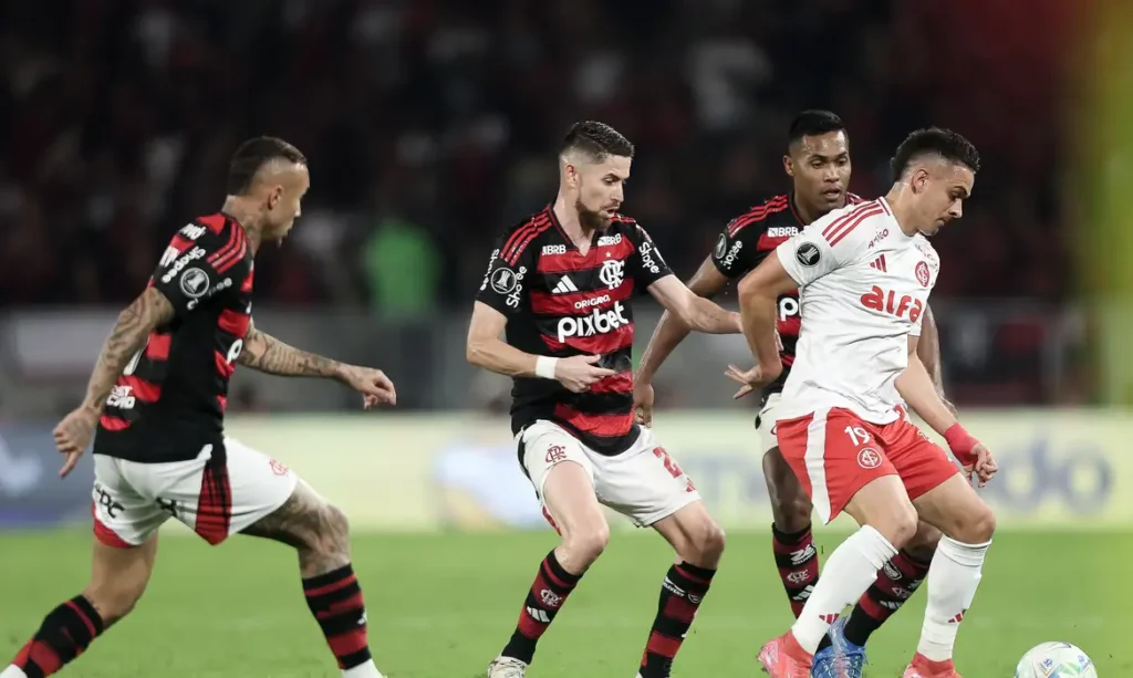 Torcedor brasileiro acompanha duelo final entre Inter e Fla pela Libertadores