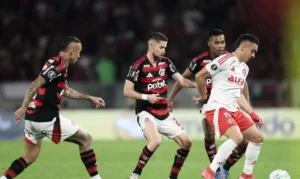 Torcedor brasileiro acompanha duelo final entre Inter e Fla pela Libertadores