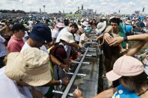 Milhares de jovens católicos se reúnem para vigília com o Papa Leão XIV