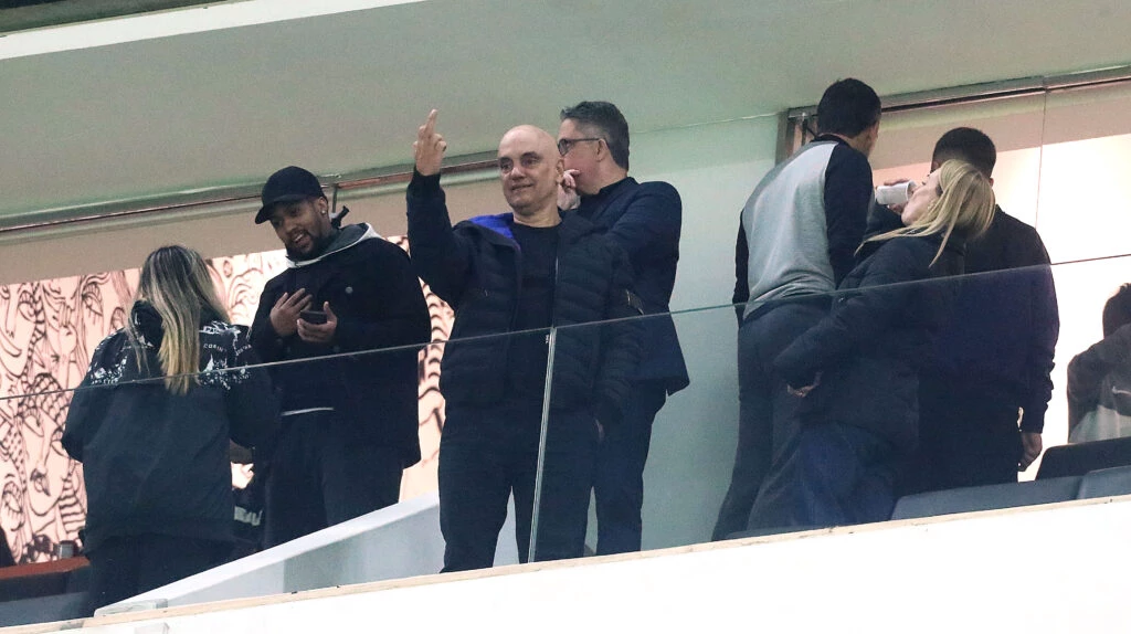 Sem chances: Estadão demite o fotógrafo que flagrou gesto obsceno de Moraes