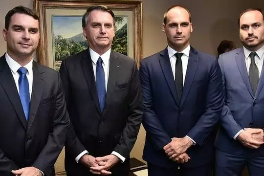 Filhos de Bolsonaro reagem à prisão do pai e acusam Moraes de vingança. Dizem que Brasil vive uma ditadura.