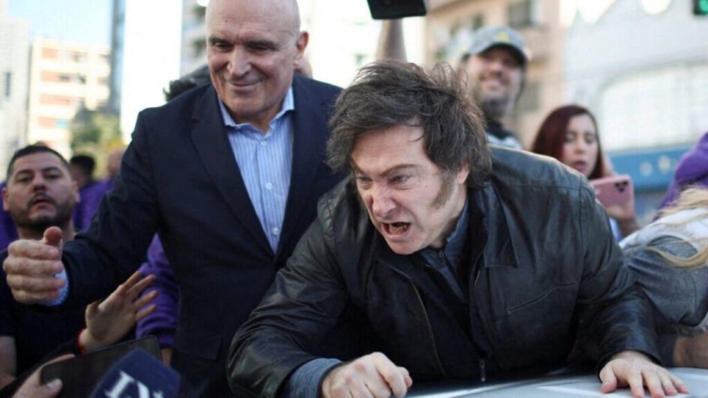 Vídeos – Javier Milei é retirado às pressas de carreata após ataque com pedras e garrafas