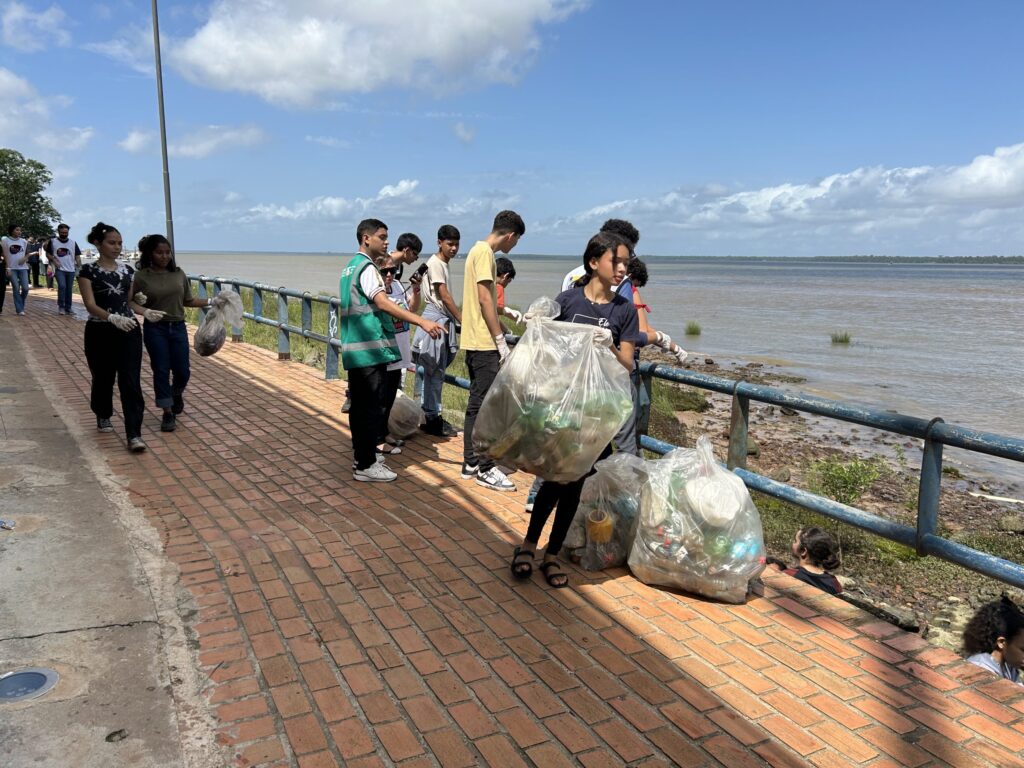 Estudantes participam de ação global de limpeza na orla de Icoaraci