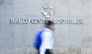BC acompanha tarifaço e vê juro alto por tempo “bastante prolongado”