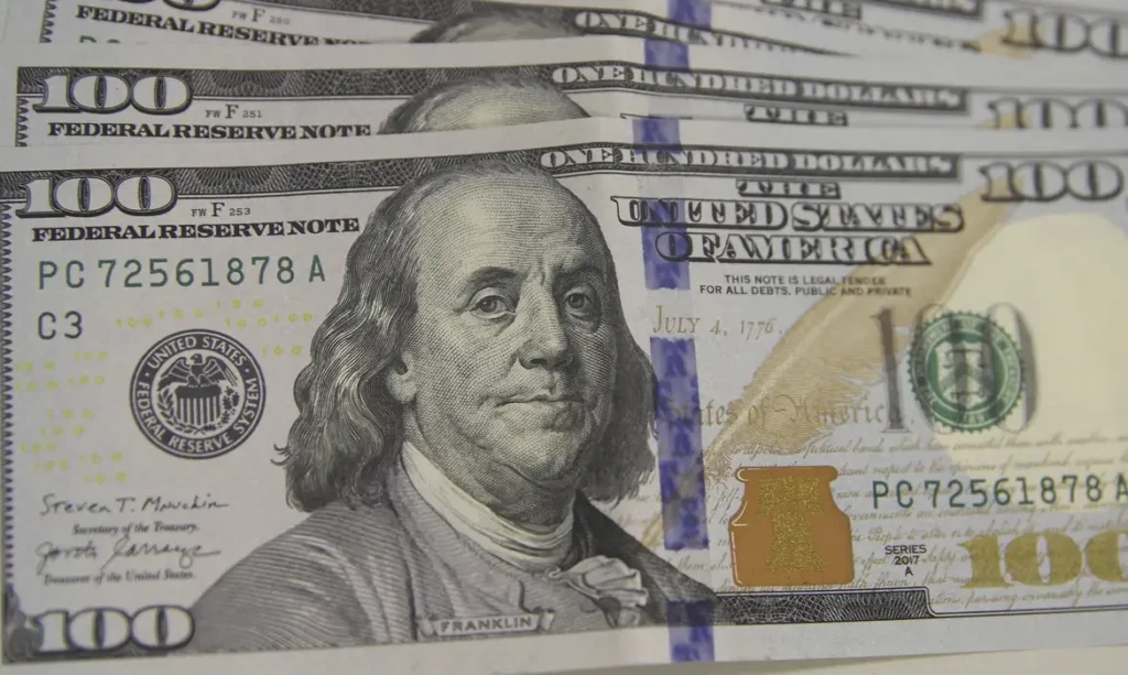 Dólar cai para R$ 5,42 e atinge menor valor em mais de um mês