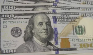 Dólar cai para R$ 5,42 e atinge menor valor em mais de um mês