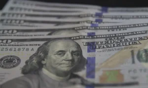 Dólar fica estável após prisão domiciliar de Bolsonaro e ata do Copom