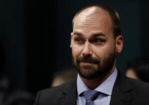 Deputado federal Eduardo Bolsonaro vai entregar dossiê para Casa Branca