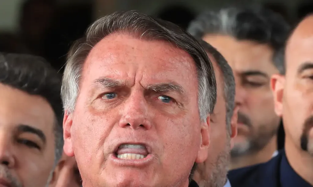 Alexandre de Moraes dá 48h para Bolsonaro explicar documento com pedido de asilo à Argentina