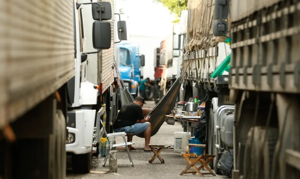Unidades de saúde para caminhoneiros ficarão em postos nas rodovias