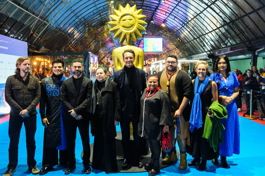 Tapete azul e homenagem a Rodrigo Santoro marcam abertura histórica do 53º Festival de Cinema de Gramado