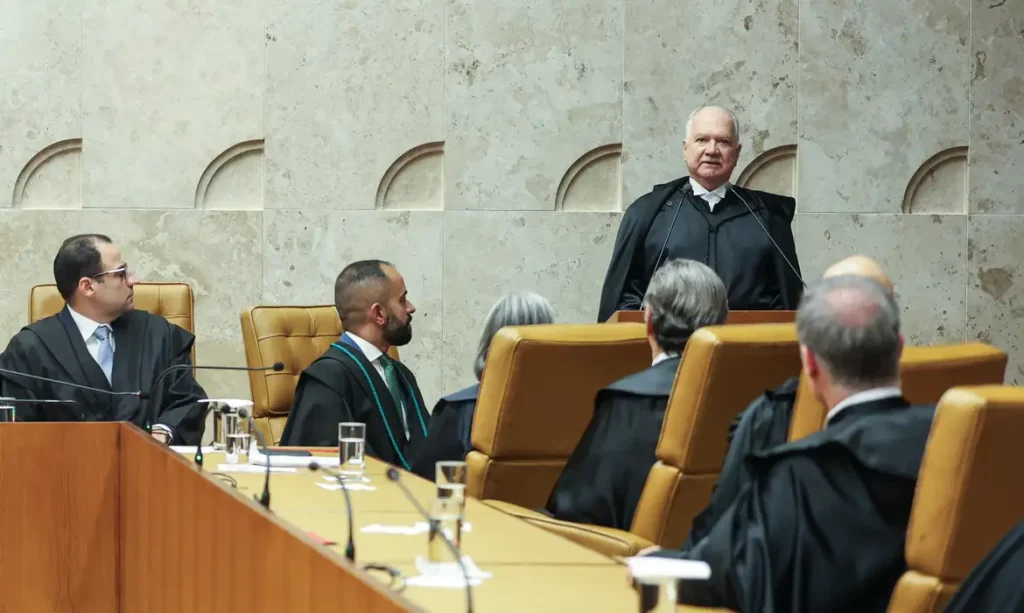 STF não deixará de julgar leis que afrontam a Constituição, diz Fachin