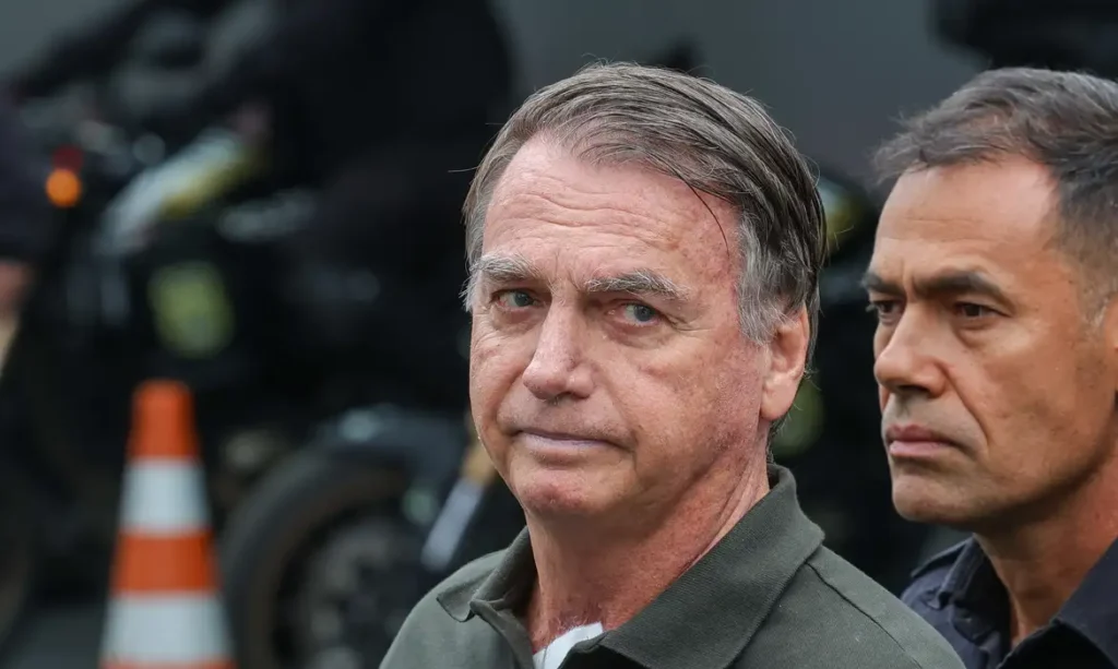 Após retirada de lesões da pele, Bolsonaro volta ao recolhimento domiciliar