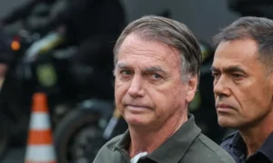 Após retirada de lesões da pele, Bolsonaro volta ao recolhimento domiciliar