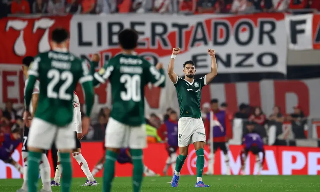 Palmeiras supera pressão e derrota River no Monumental de Núñez