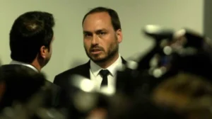 Carlos pede oração e diz que Jair Bolsonaro pode ser levado para hospital