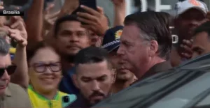 Ex-presidente Jair Bolsonaro chega a hospital no DF para procedimento médico