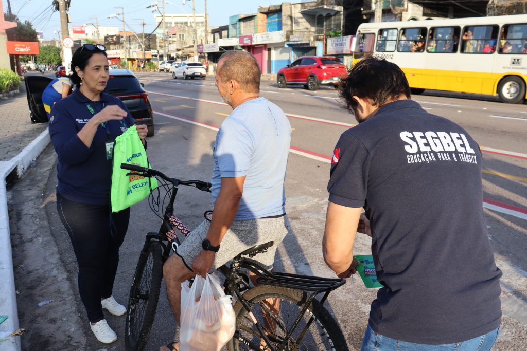 Prefeitura orienta e distribui placas refletivas a 300 ciclistas
