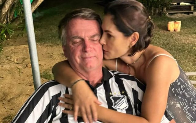 Michelle publica mensagem sobre justiça após condenação de Jair