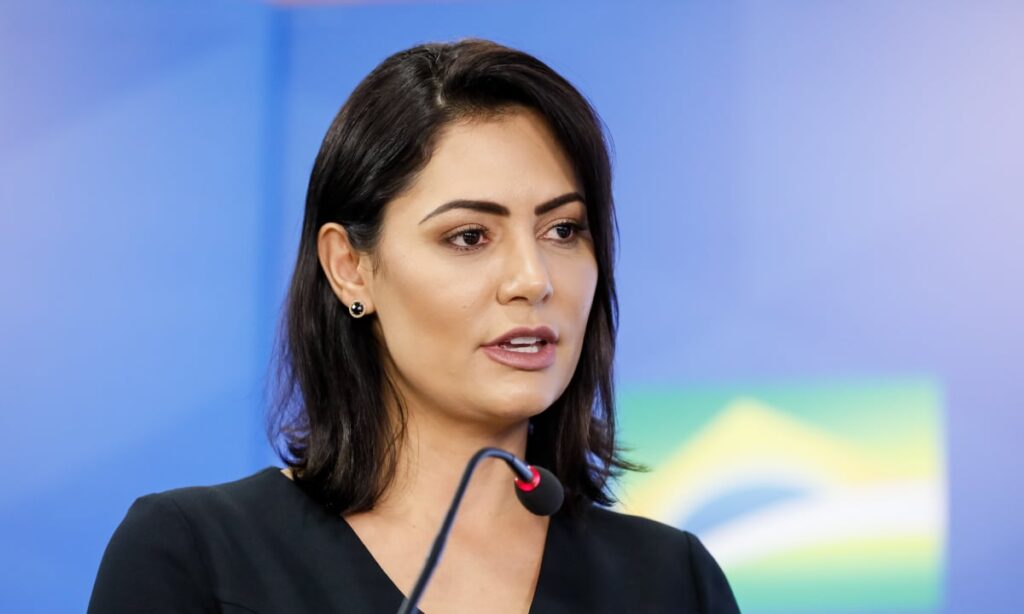 Vídeo – “A tríade da maldade vem quebrando regras”, desabafa Michelle Bolsonaro