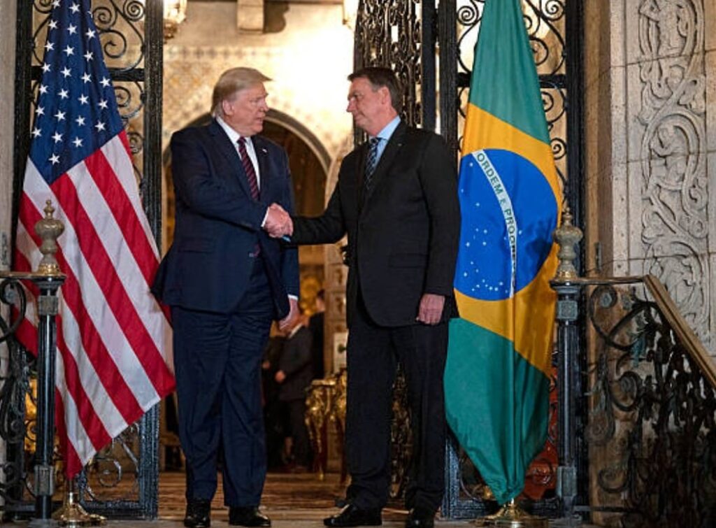 Vídeos: Trump promete sanções econômica e militar se Bolsonaro for preso