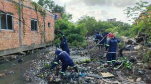 Prefeitura já retirou 100 toneladas de lixo do canal Sapucajuba