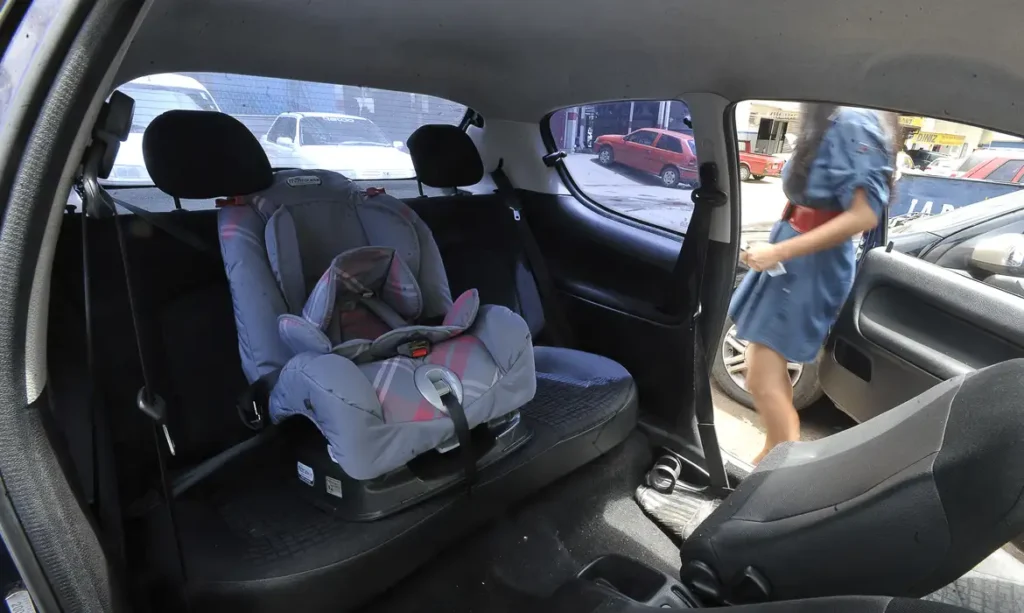 Transporte: melhor lugar de criança no carro é o meio do banco de trás