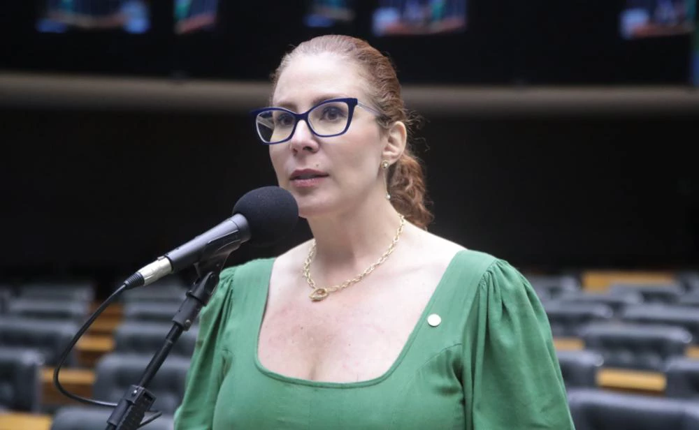 Finalmente sensata, PF concluiu que Carla Zambelli não coagiu e nem obstruiu justiça