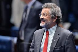 Vídeo do Facebook – Ex-senador petista Paulo Rocha foi expulso pela PF de voo da Latam de Brasília pra Belém, após muita confusão que causou