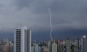 Ventos fortes em SP derrubam cobertura de arena e deixam 8 feridos