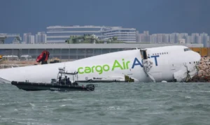 Vídeo – Boeing 747 de cargas da Emirates cai no mar após acidente em Hong Kong