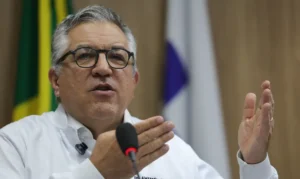 “Não vamos negar aos nossos filhos o direito à vacina”, diz Padilha