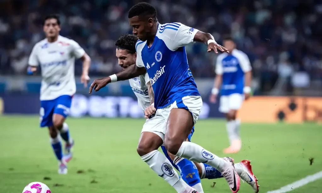 Cruzeiro vence e permanece na cola dos líderes do Brasileiro