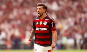 Flamengo vence no Maracanã e empata em número de pontos com Palmeiras