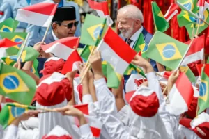 Brasil e Indonésia firmam acordos; Lula se diz candidato a um 4º mandato