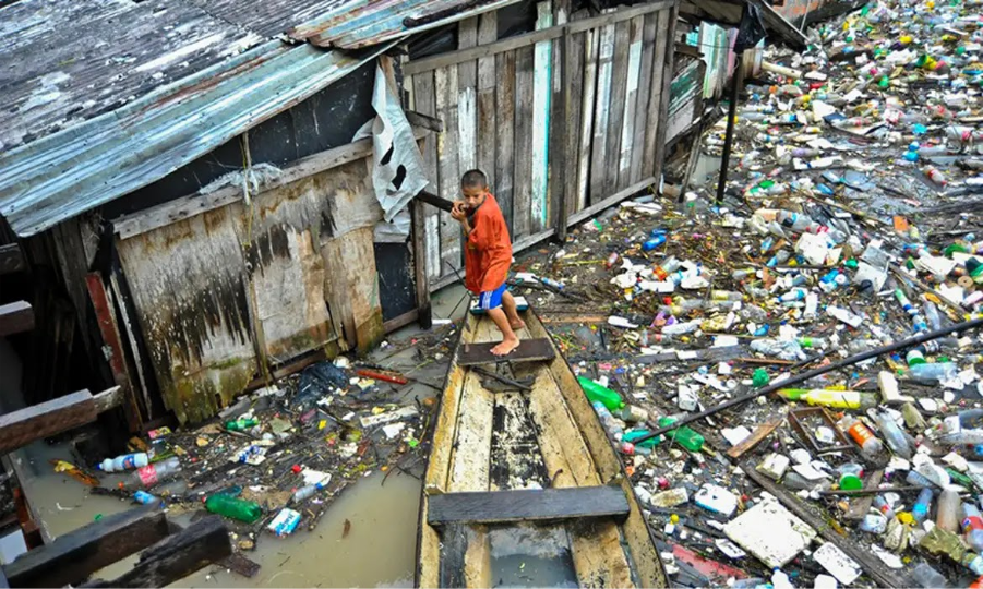 Material plástico contamina comunidades da Amazônia