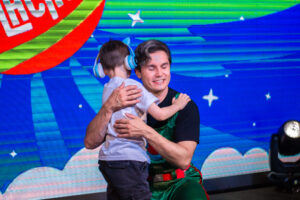 Gato Galactico encanta Gramado com oficina de pintura para mais de 70 crianças no Chocoland