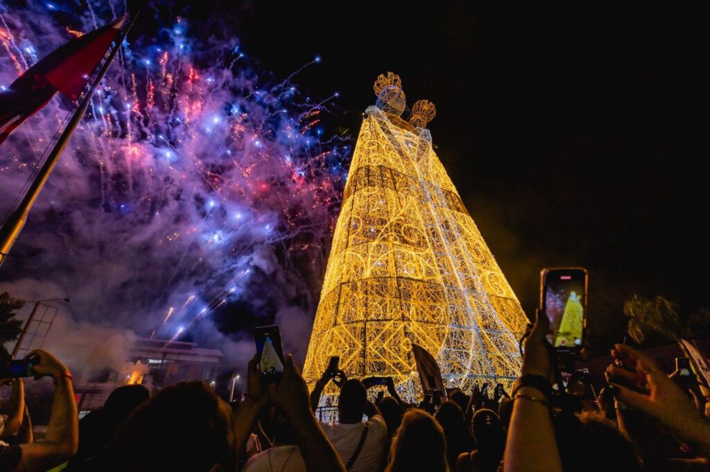 Imagem iluminada da Santa no centro das emoções da abertura do Círio