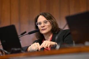 Damares Alves questiona gastos de estatal com filhos de chefe